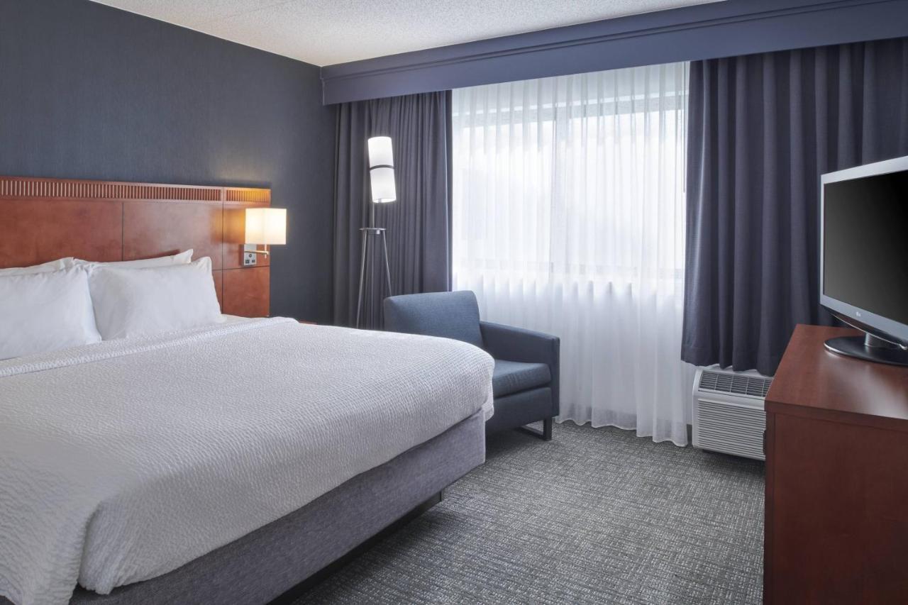 Courtyard By Marriott Detroit Hotel 3*