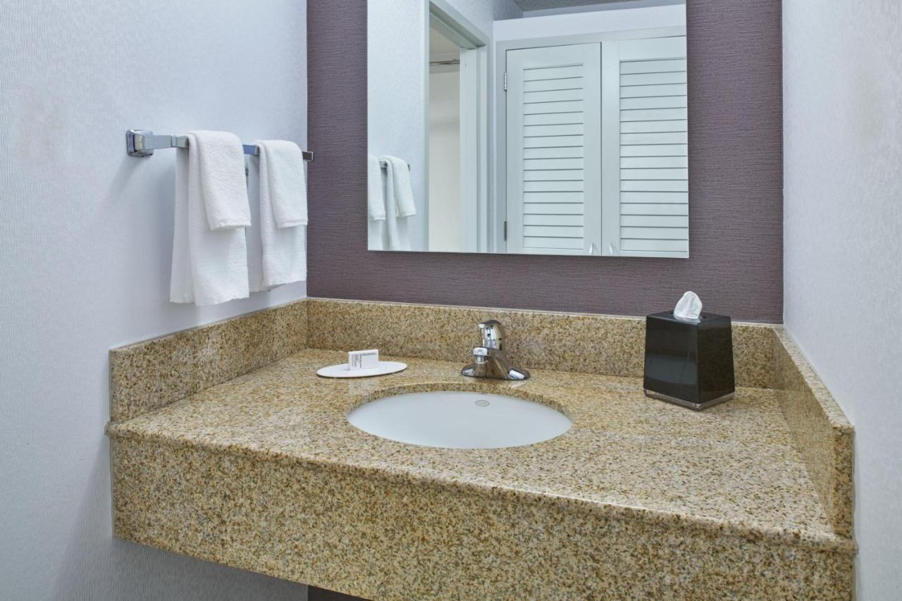 Courtyard By Marriott Detroit 3*