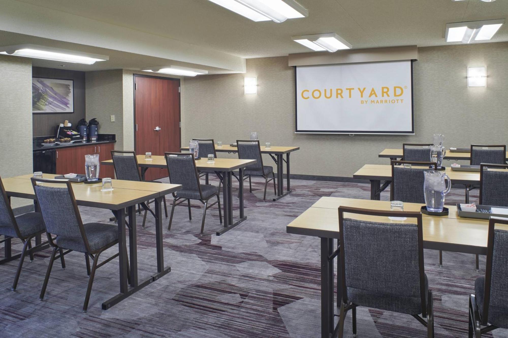 Courtyard By Marriott Detroit Hotel